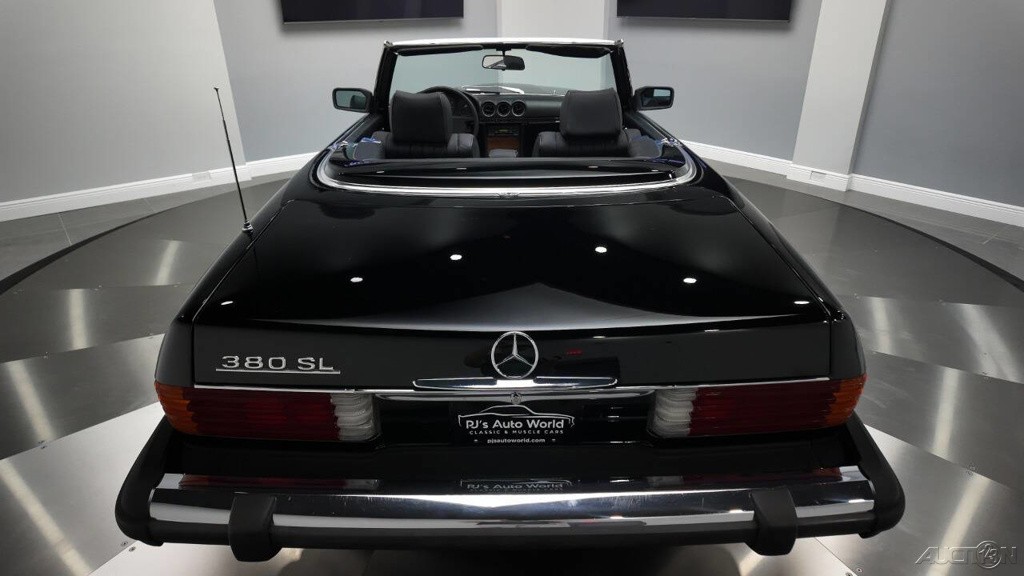 Mercedes-Benz-300-Series-1982-Convertible-19