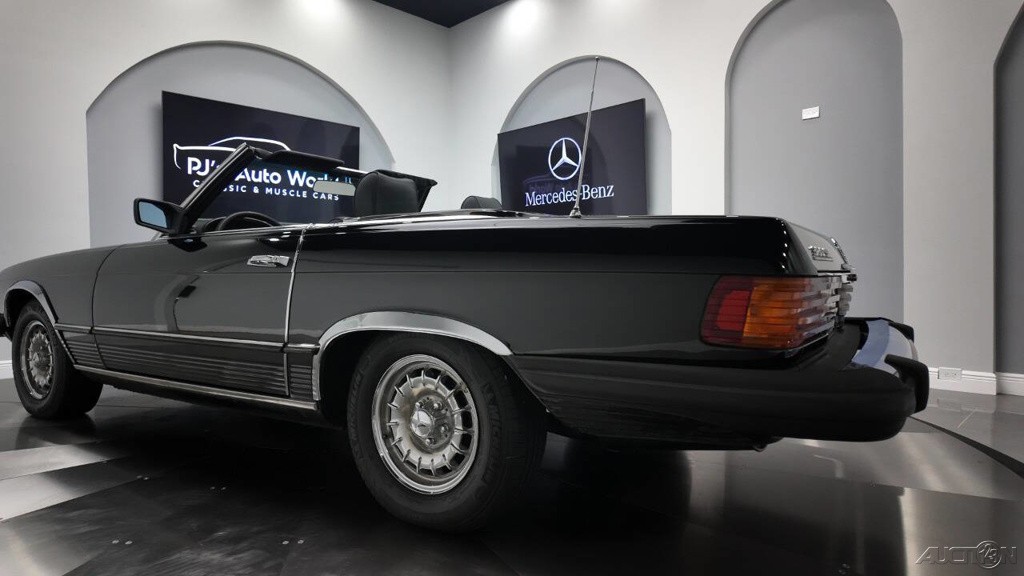 Mercedes-Benz-300-Series-1982-Convertible-21