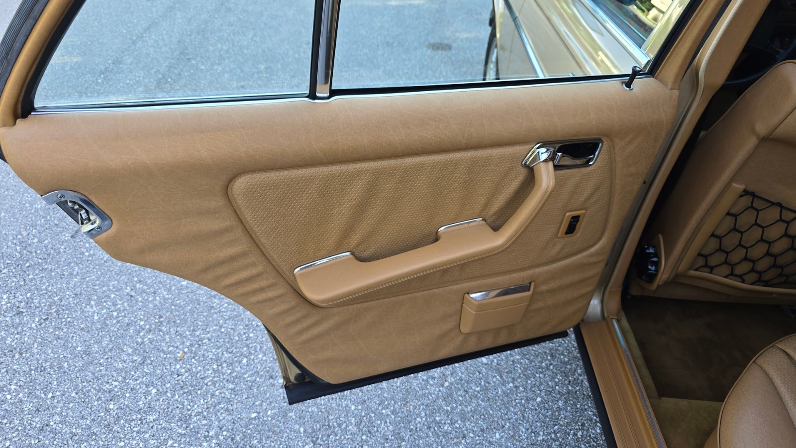 Mercedes-Benz-300-Series-1984-Sedan-29