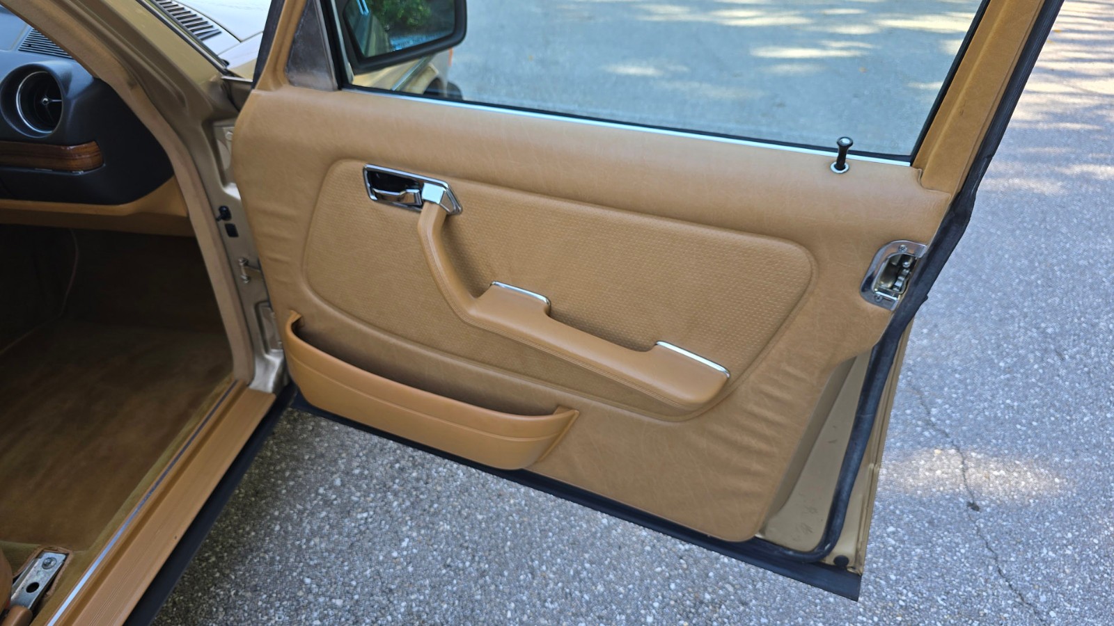 Mercedes-Benz-300-Series-1984-Sedan-36