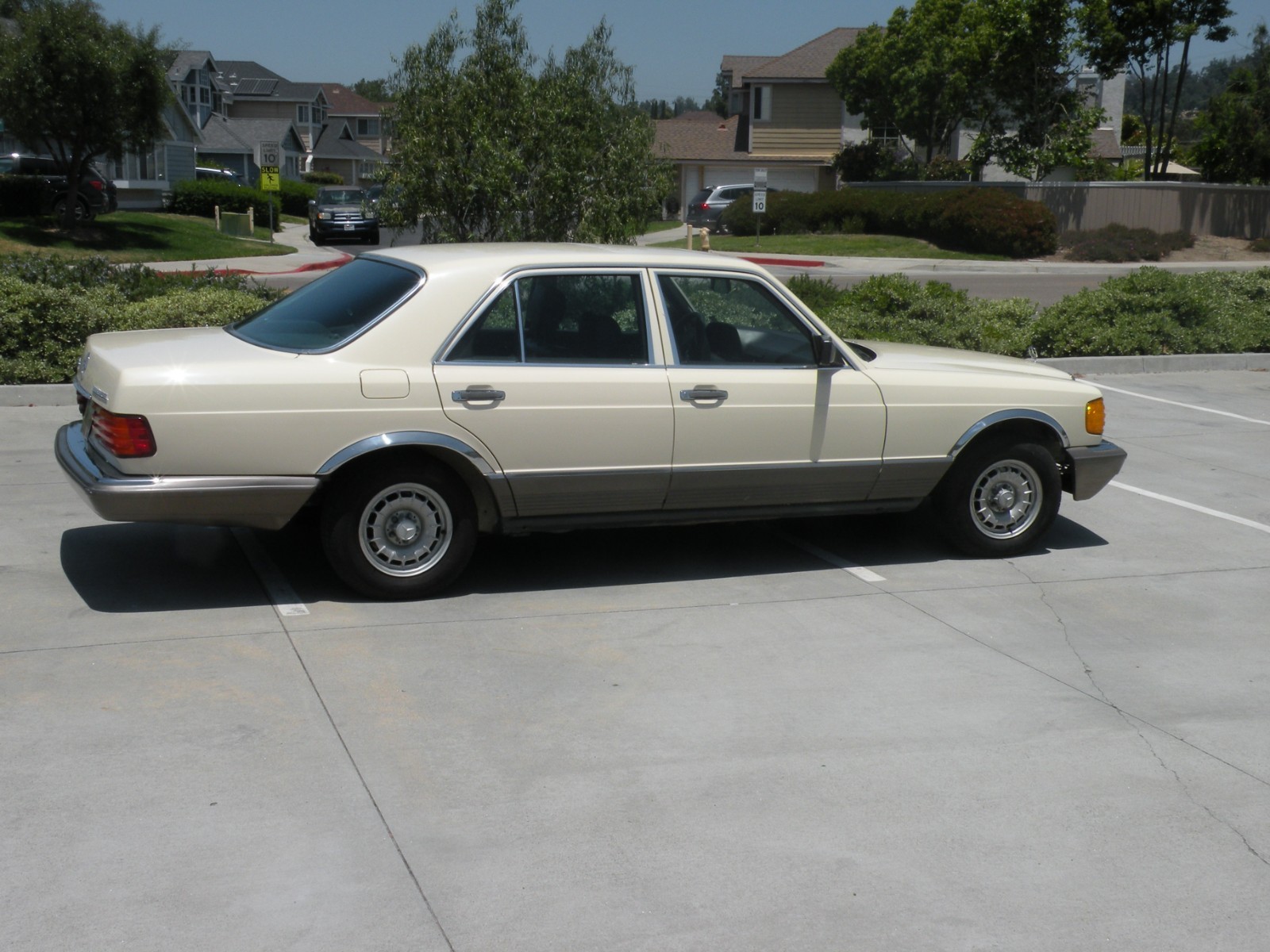 Mercedes-Benz 300-Series 1984 Sedan