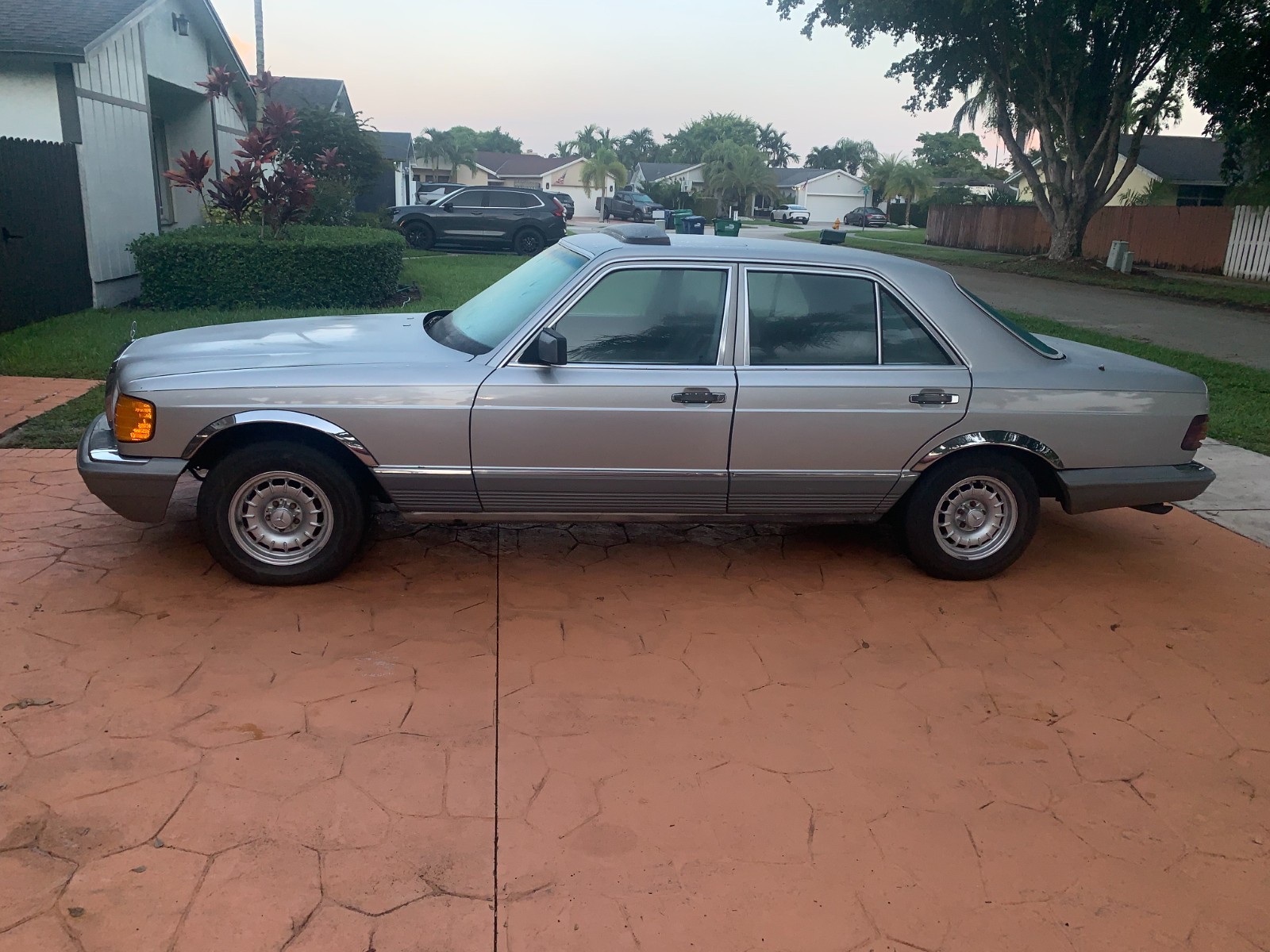 Mercedes-Benz-300SD-1985-Sedan-1