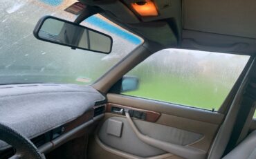 Mercedes-Benz-300SD-1985-Sedan-11