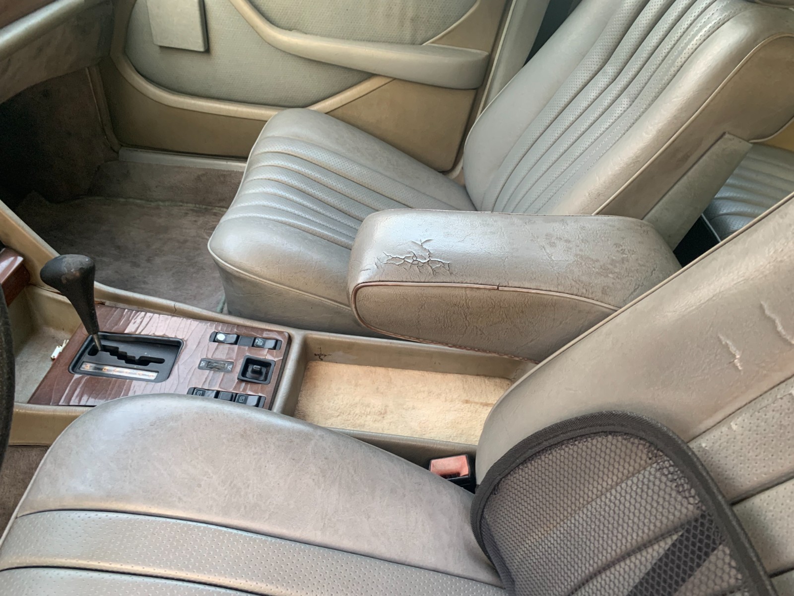 Mercedes-Benz-300SD-1985-Sedan-12