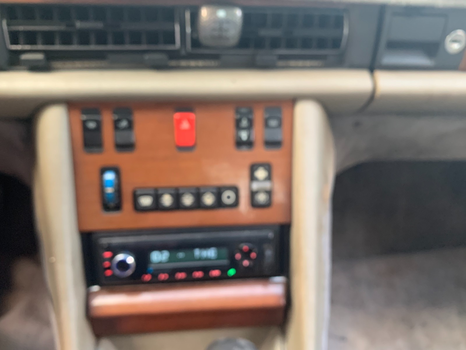 Mercedes-Benz-300SD-1985-Sedan-13