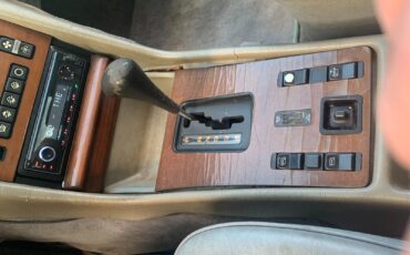 Mercedes-Benz-300SD-1985-Sedan-14