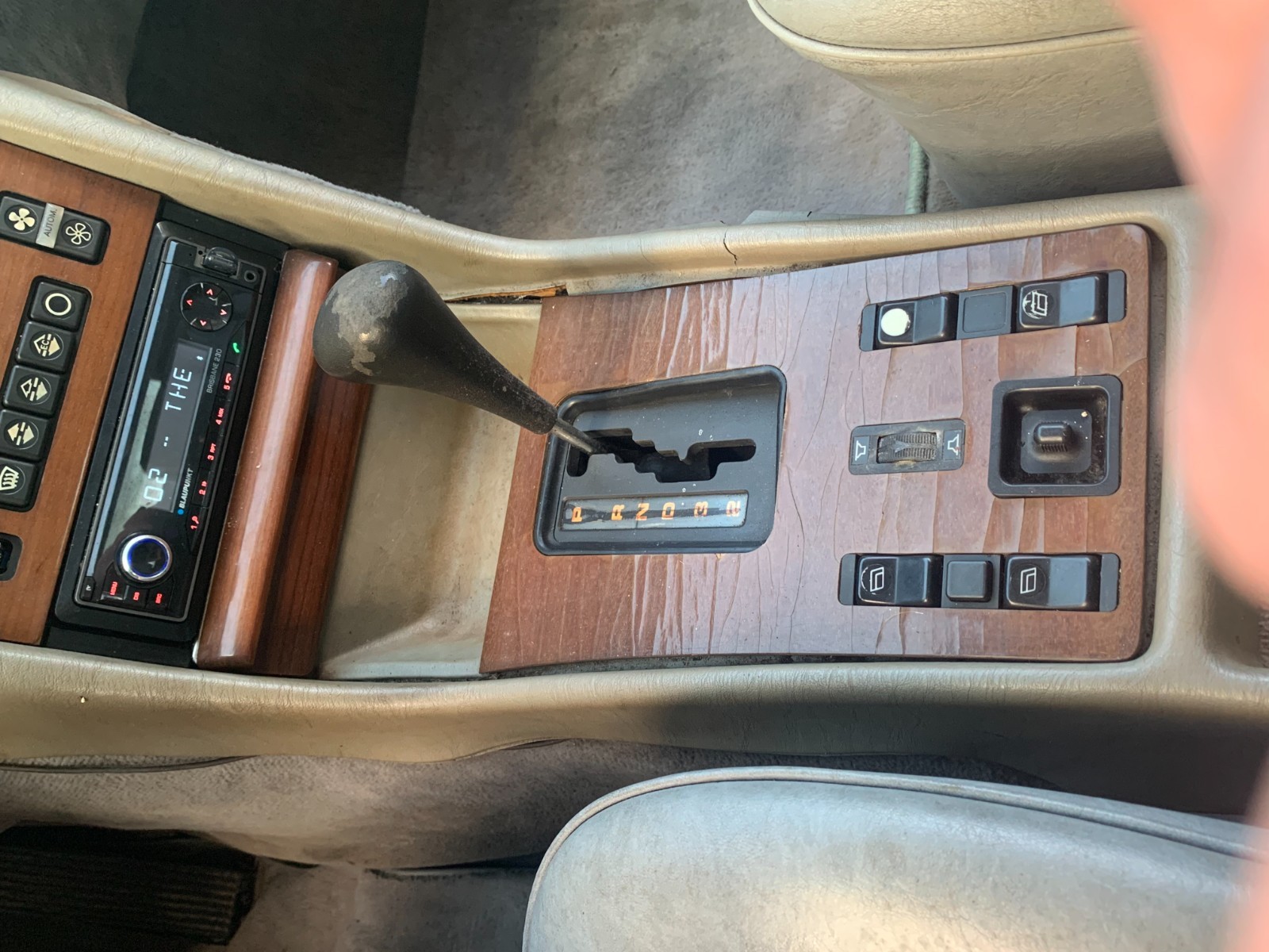 Mercedes-Benz-300SD-1985-Sedan-14