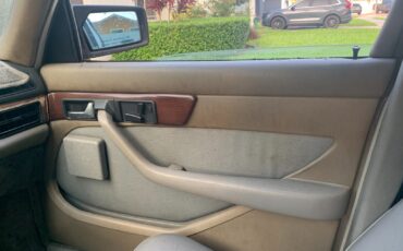 Mercedes-Benz-300SD-1985-Sedan-15