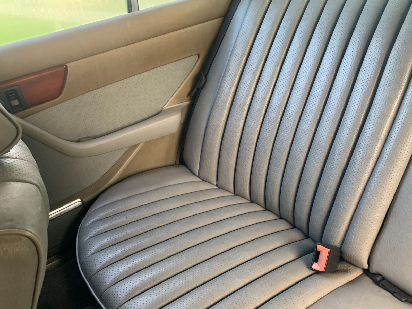 Mercedes-Benz-300SD-1985-Sedan-18