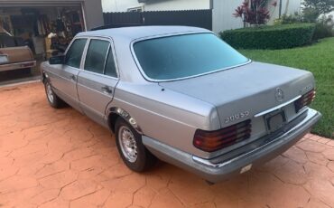 Mercedes-Benz-300SD-1985-Sedan-2