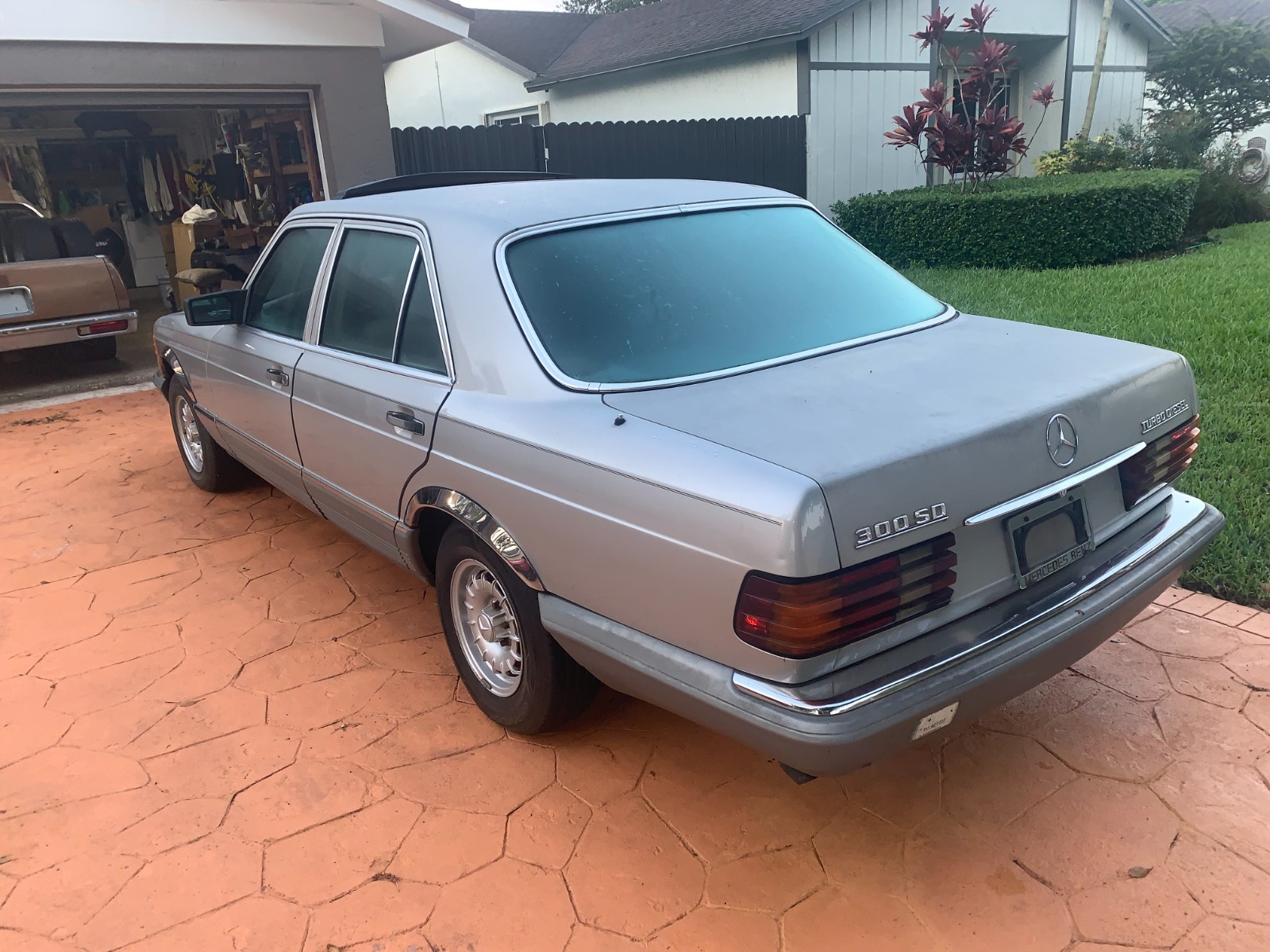 Mercedes-Benz-300SD-1985-Sedan-2