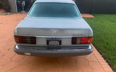 Mercedes-Benz-300SD-1985-Sedan-3