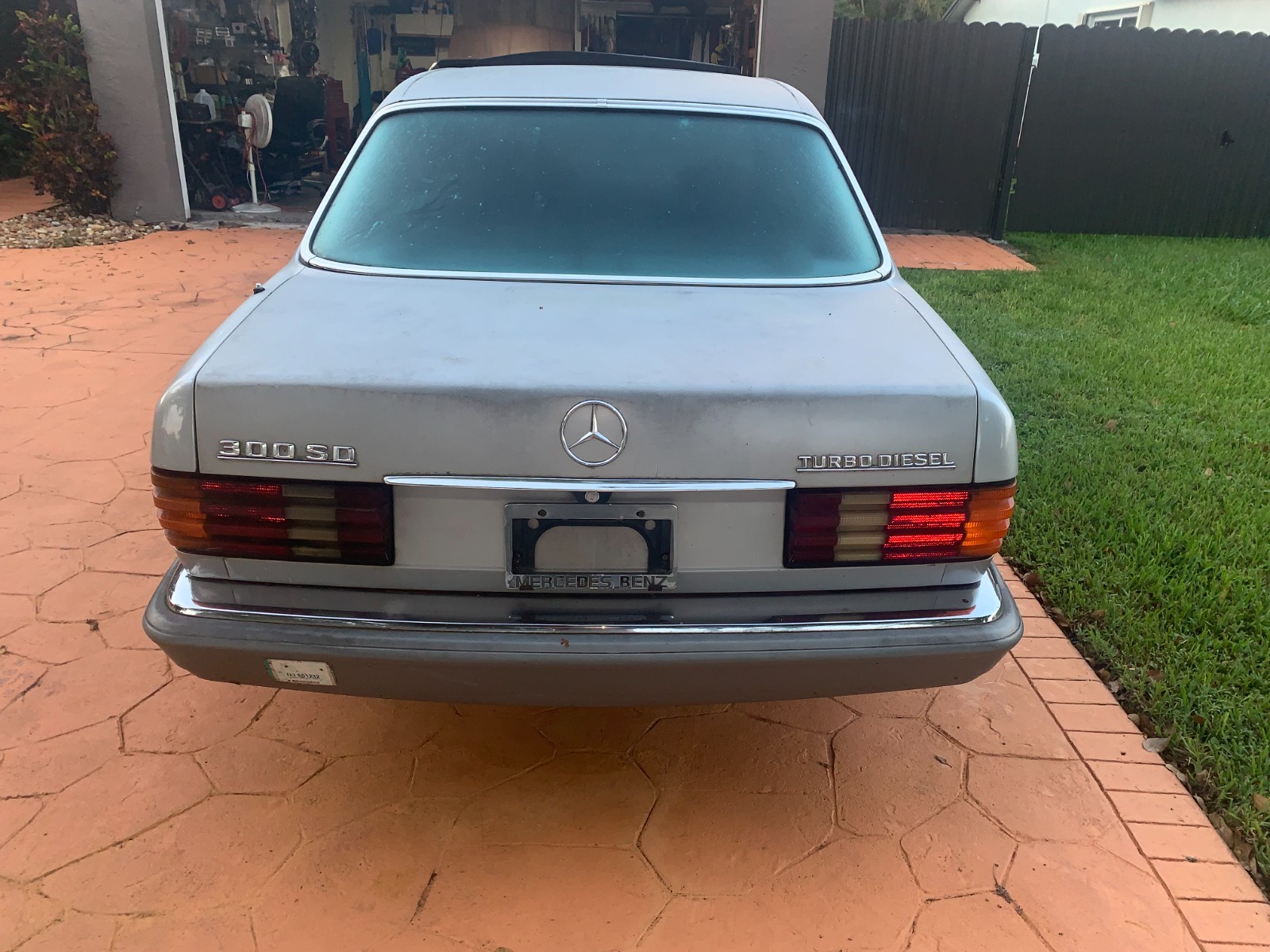 Mercedes-Benz-300SD-1985-Sedan-3