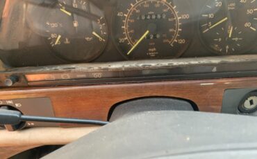 Mercedes-Benz-300SD-1985-Sedan-5