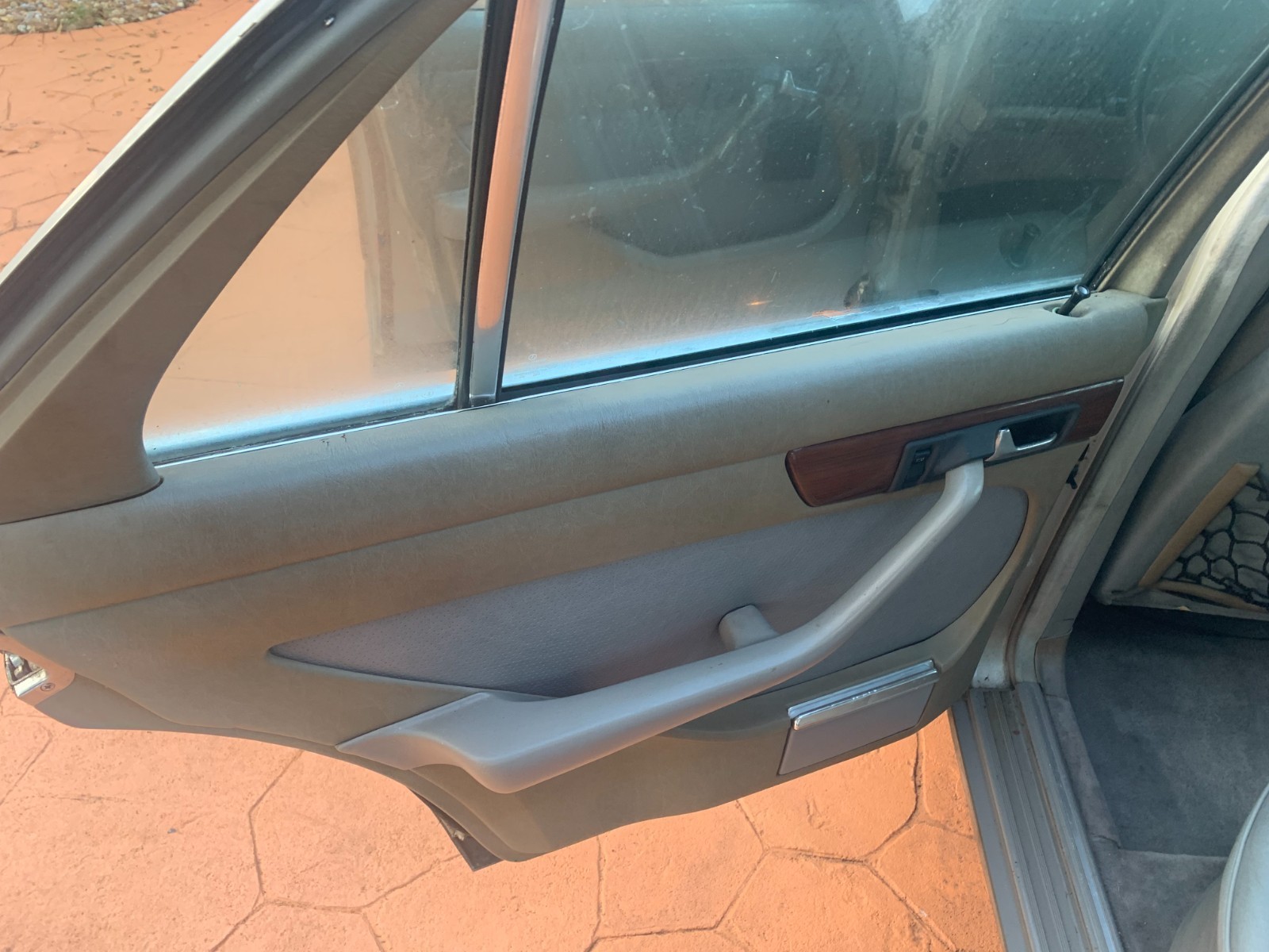 Mercedes-Benz-300SD-1985-Sedan-6