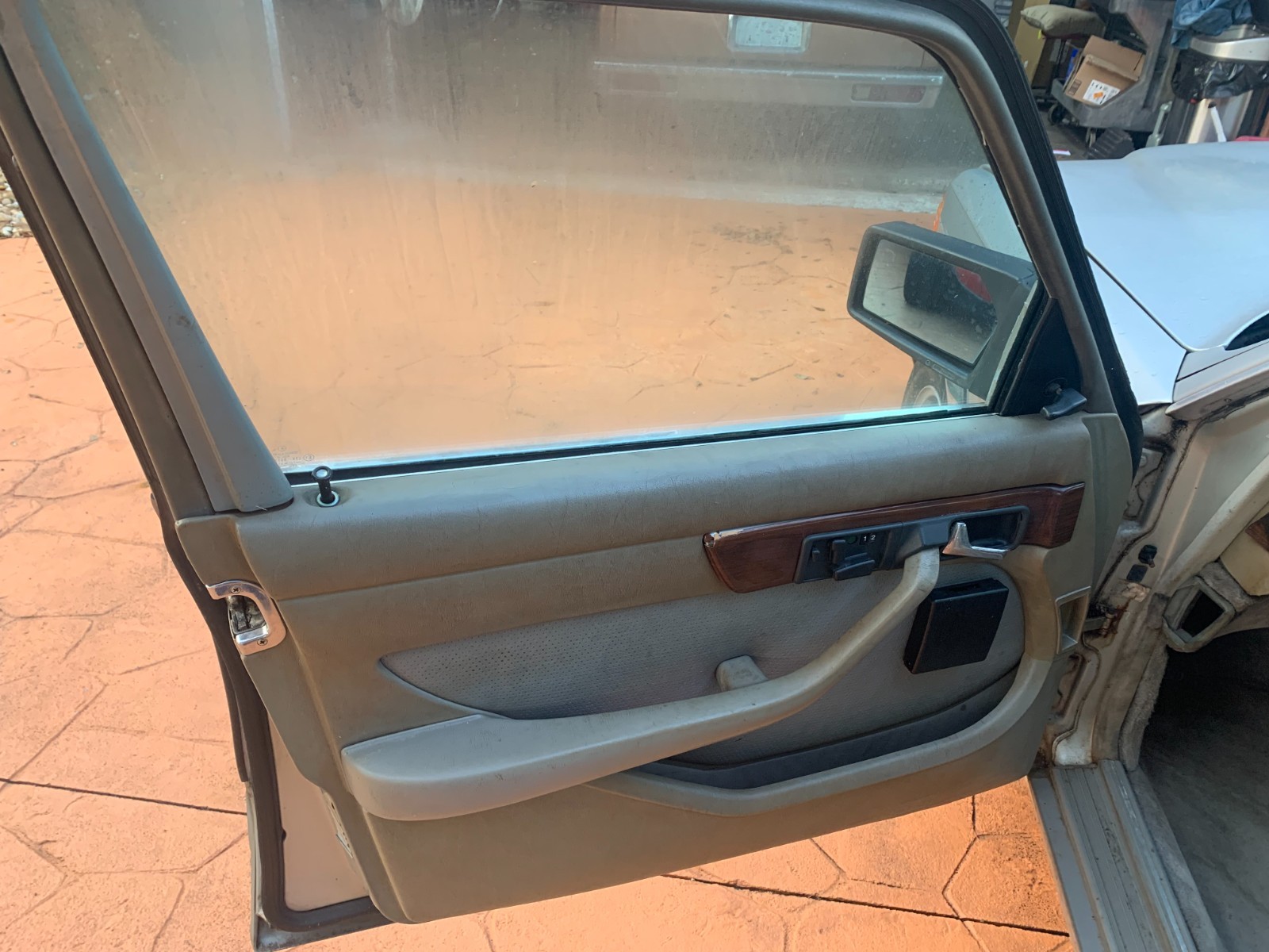 Mercedes-Benz-300SD-1985-Sedan-7