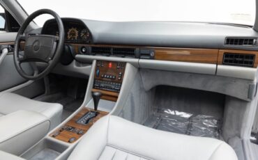 Mercedes-Benz-400-Series-1986-Sedan-1