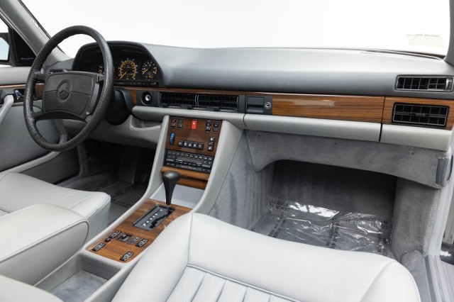 Mercedes-Benz-400-Series-1986-Sedan-1
