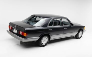 Mercedes-Benz-400-Series-1986-Sedan-2