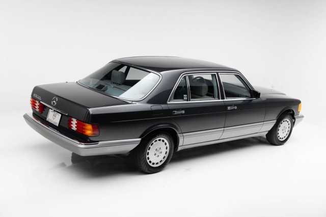 Mercedes-Benz-400-Series-1986-Sedan-2
