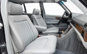 Mercedes-Benz-400-Series-1986-Sedan-3