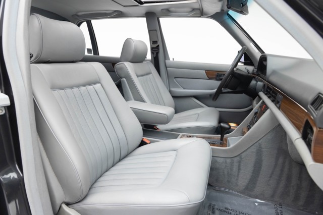 Mercedes-Benz-400-Series-1986-Sedan-3