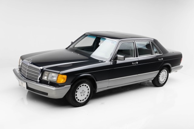 Mercedes-Benz 400-Series 1986 Sedan