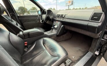 Mercedes-Benz-400-Series-1993-14