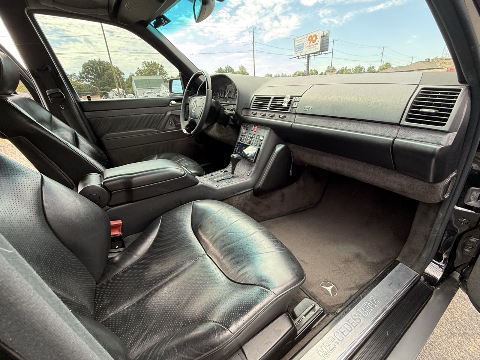 Mercedes-Benz-400-Series-1993-14