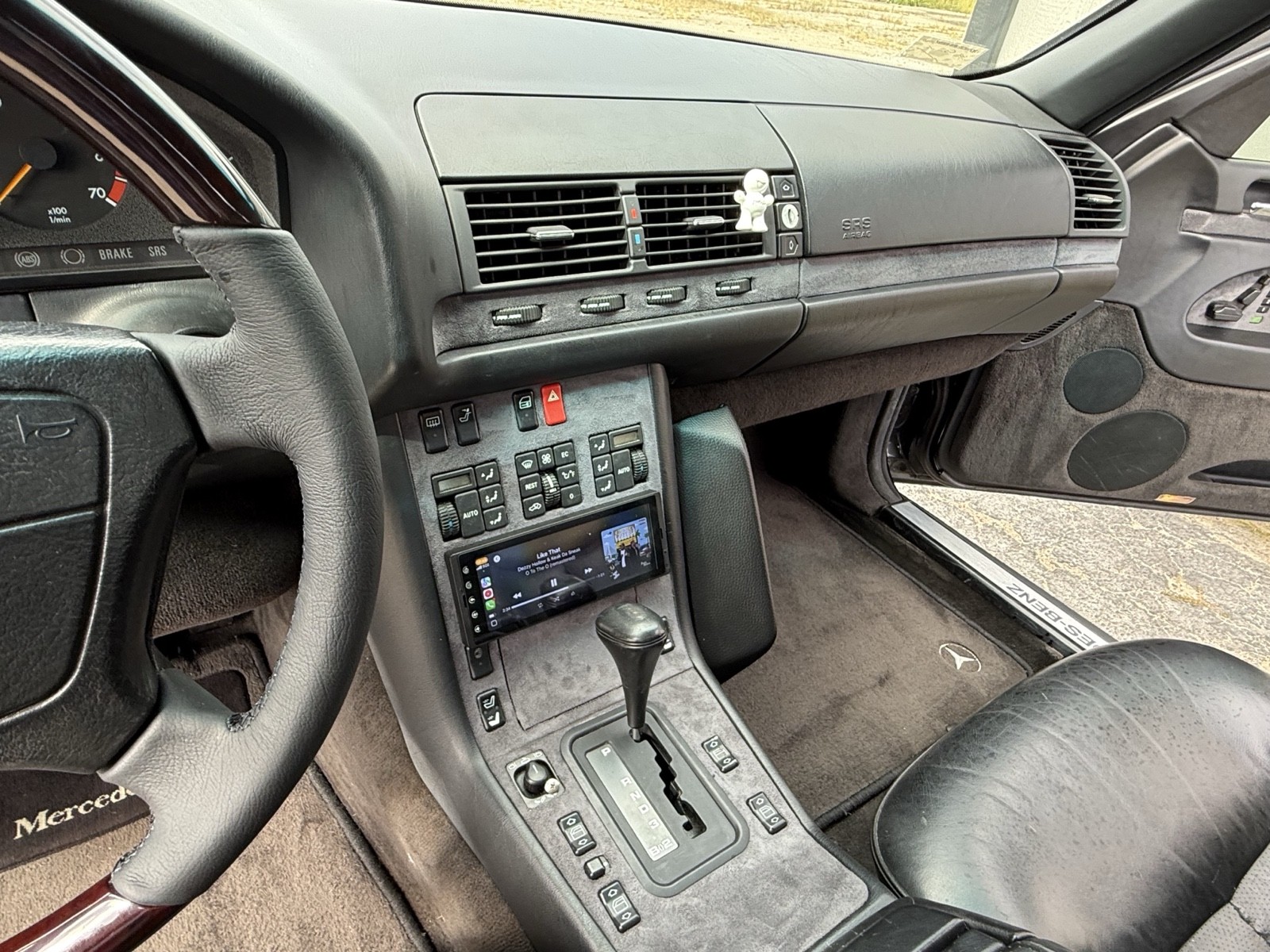 Mercedes-Benz-400-Series-1993-22