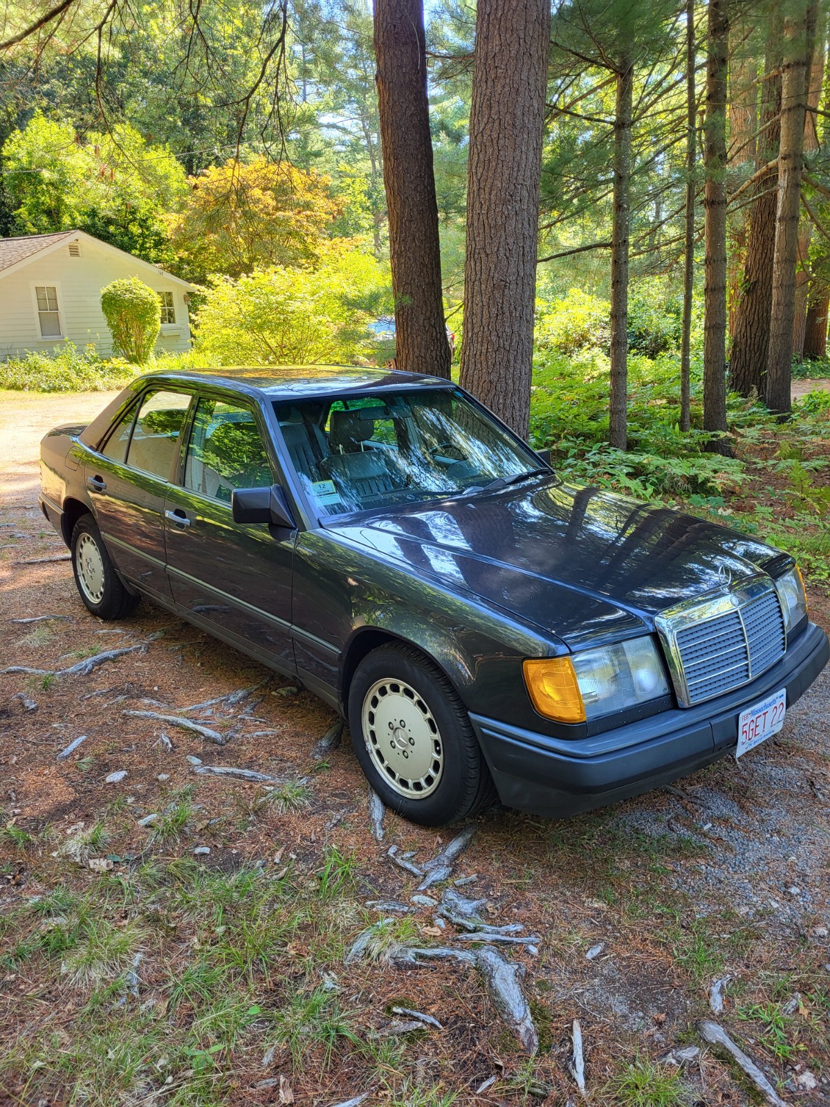Mercedes-Benz-E-Class-1988-Sedan-2