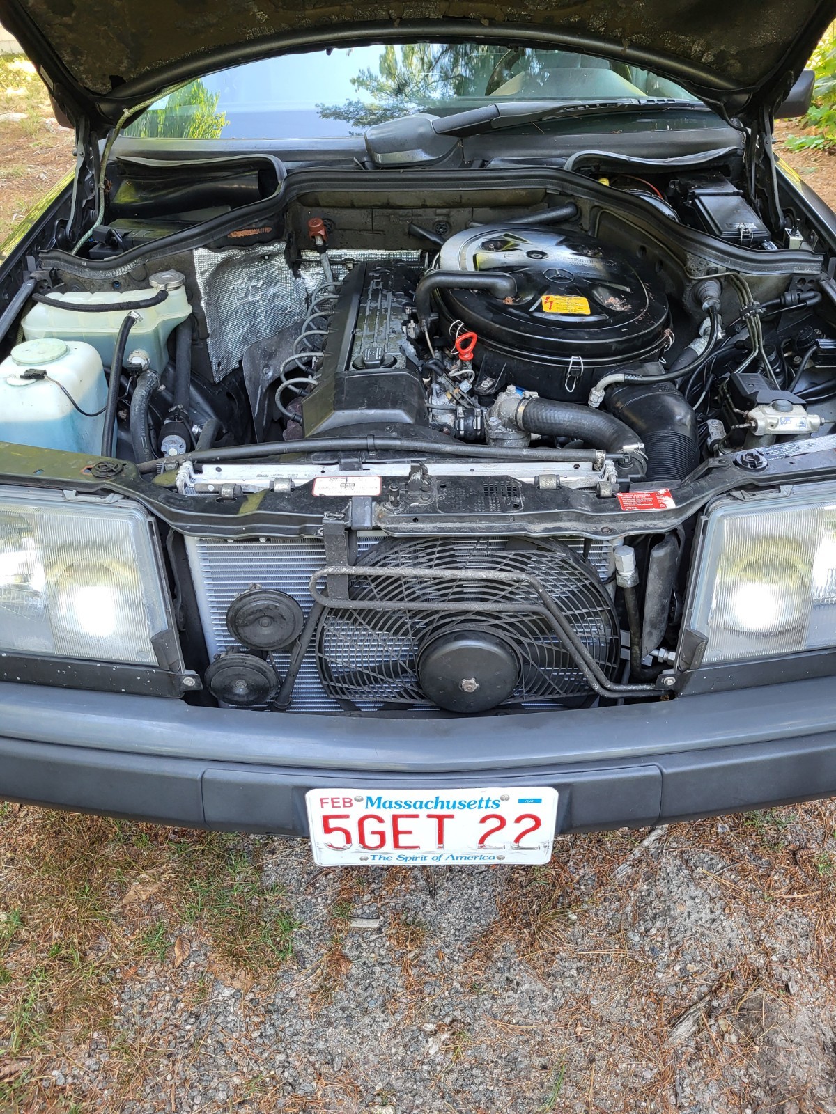 Mercedes-Benz-E-Class-1988-Sedan-21
