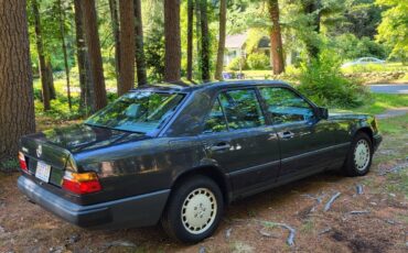 Mercedes-Benz-E-Class-1988-Sedan-3