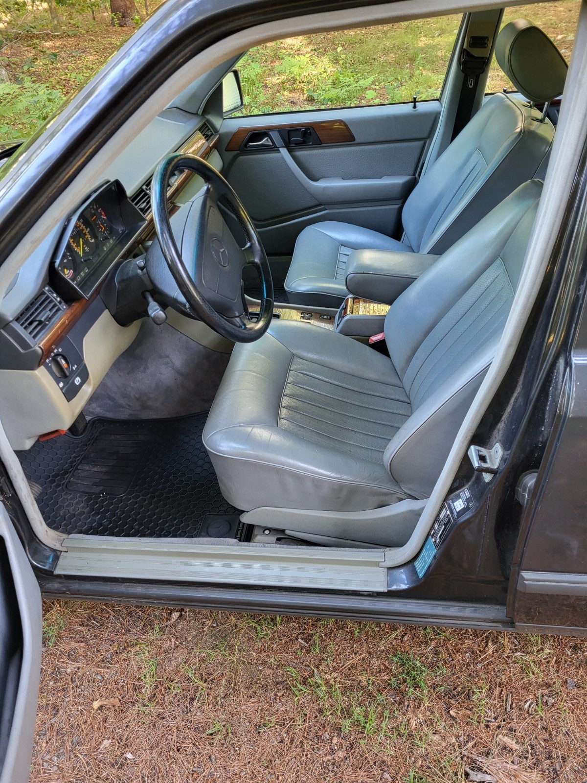 Mercedes-Benz-E-Class-1988-Sedan-5