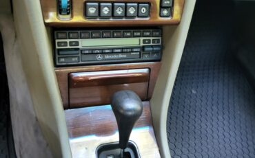 Mercedes-Benz-E-Class-1988-Sedan-7