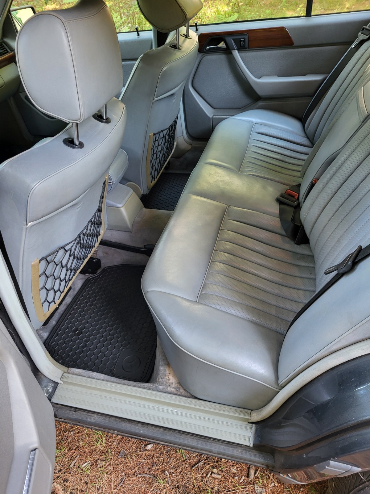 Mercedes-Benz-E-Class-1988-Sedan-8