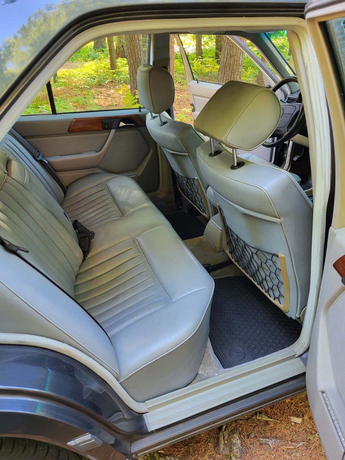 Mercedes-Benz-E-Class-1988-Sedan-9