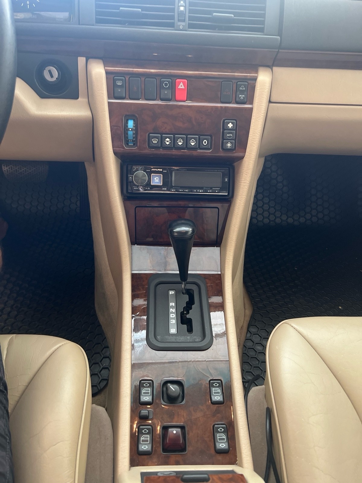 Mercedes-Benz-E-Class-1994-8