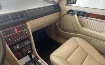 Mercedes-Benz-E-Class-1994-9