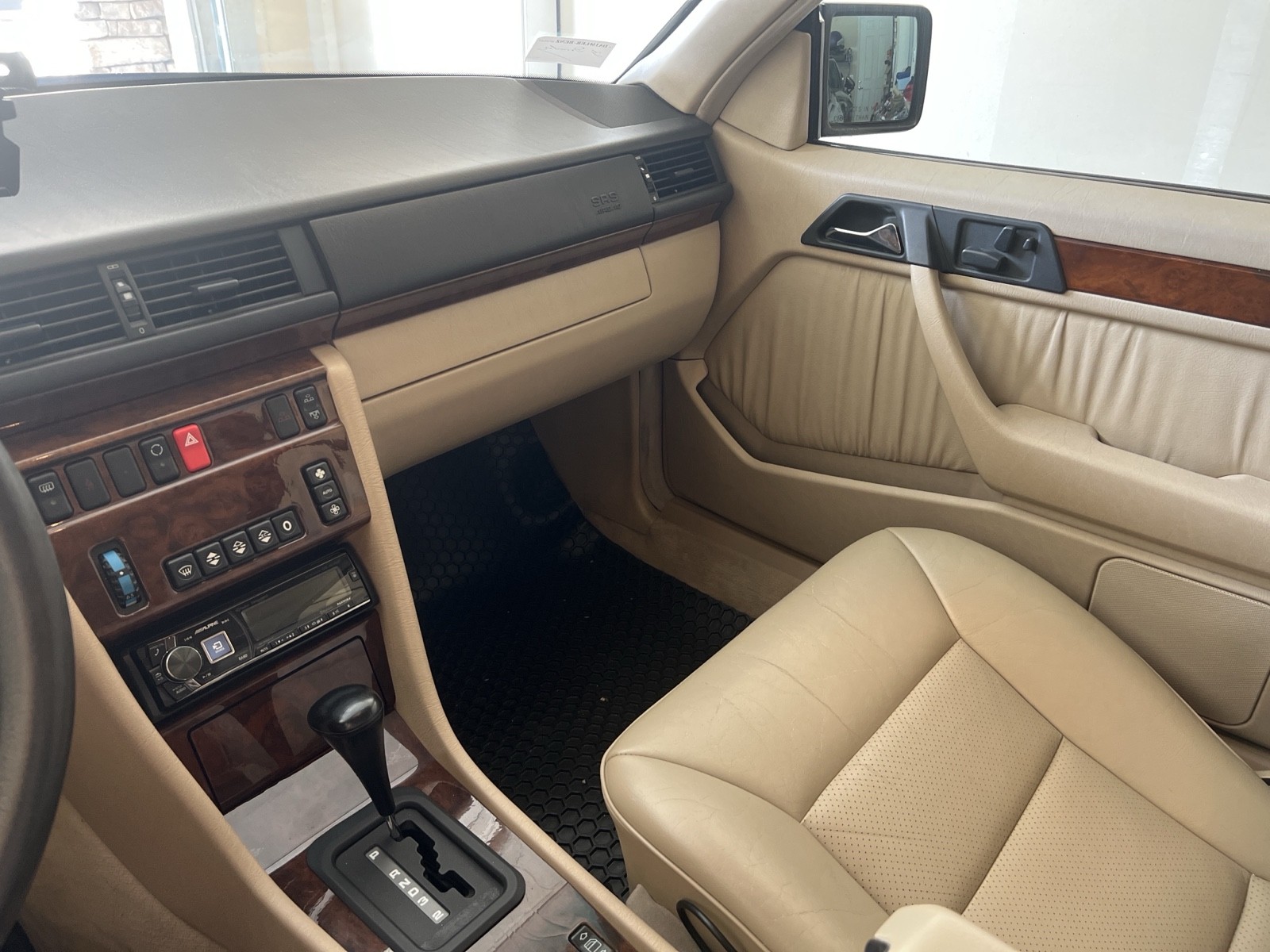 Mercedes-Benz-E-Class-1994-9
