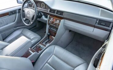 Mercedes-Benz-E-Class-1995-Sedan-11