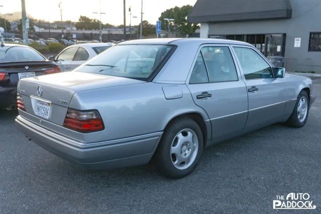 Mercedes-Benz-E-Class-1995-Sedan-4