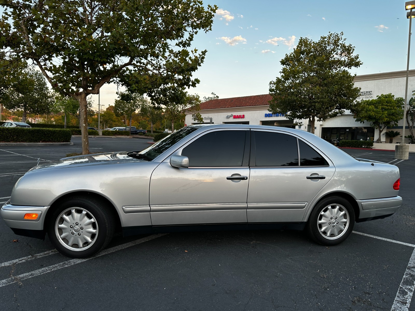 Mercedes-Benz-E-Class-1996-Sedan-14