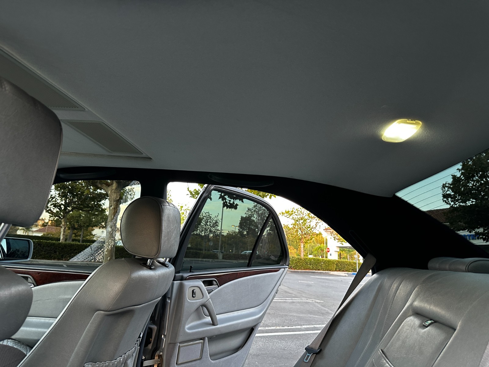 Mercedes-Benz-E-Class-1996-Sedan-17