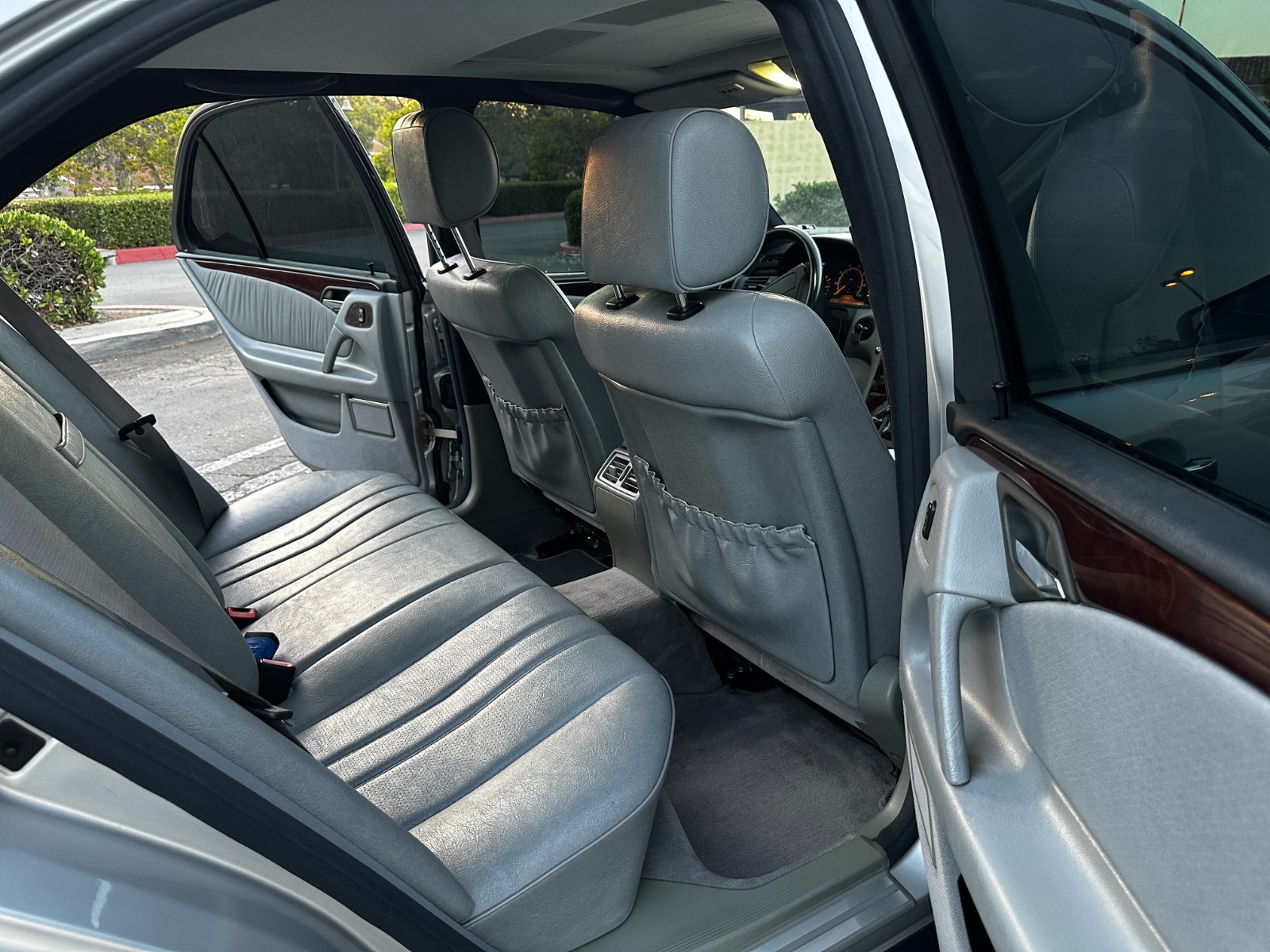 Mercedes-Benz-E-Class-1996-Sedan-18
