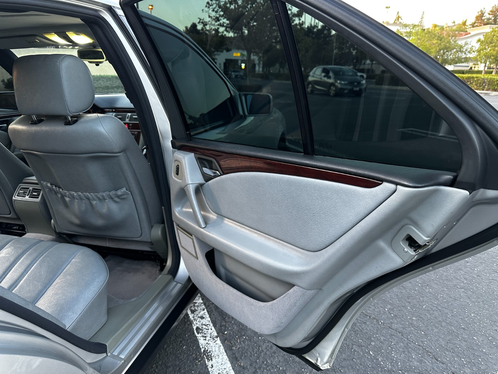 Mercedes-Benz-E-Class-1996-Sedan-19