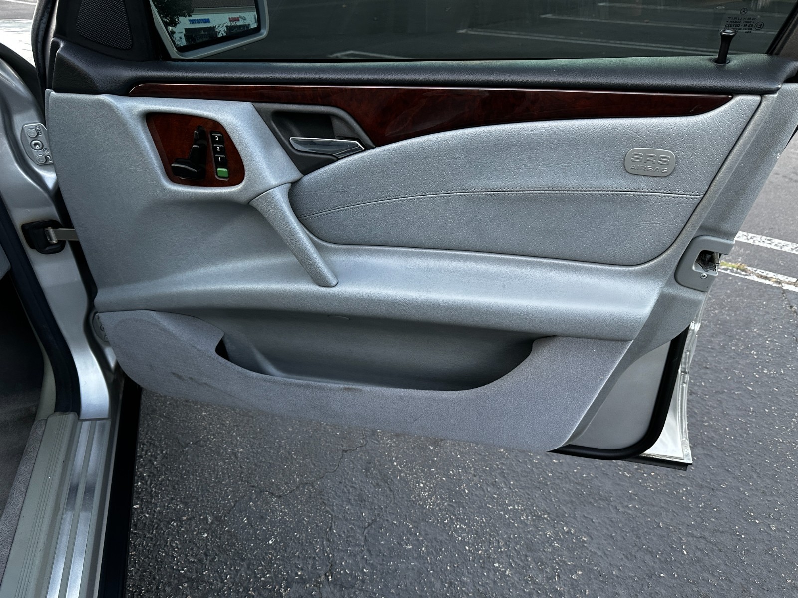 Mercedes-Benz-E-Class-1996-Sedan-21