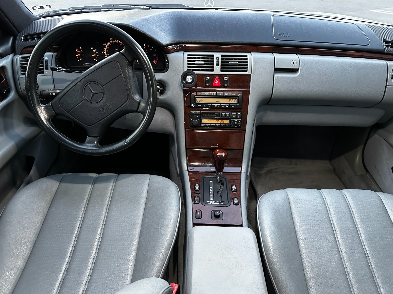 Mercedes-Benz-E-Class-1996-Sedan-24