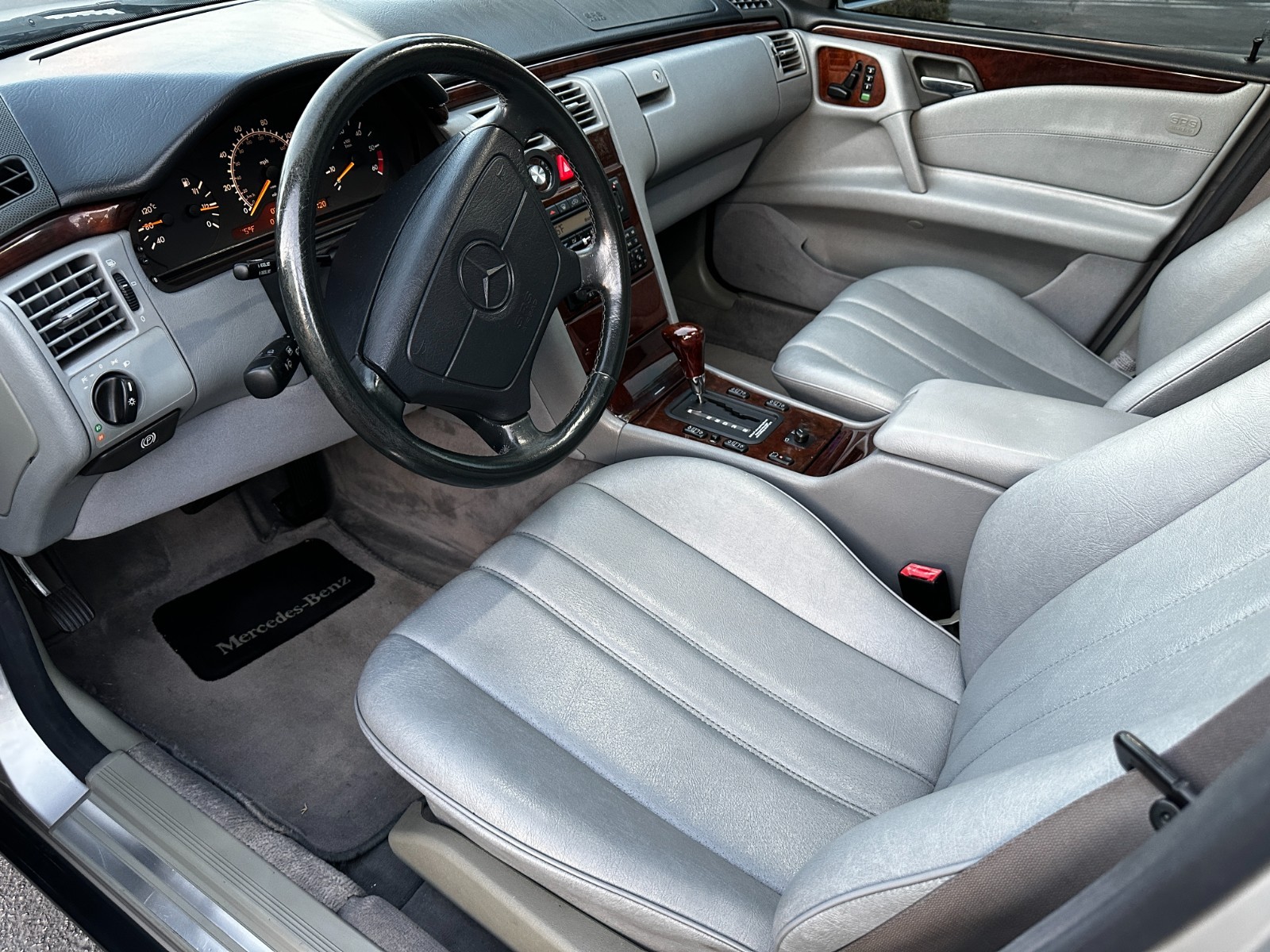 Mercedes-Benz-E-Class-1996-Sedan-26