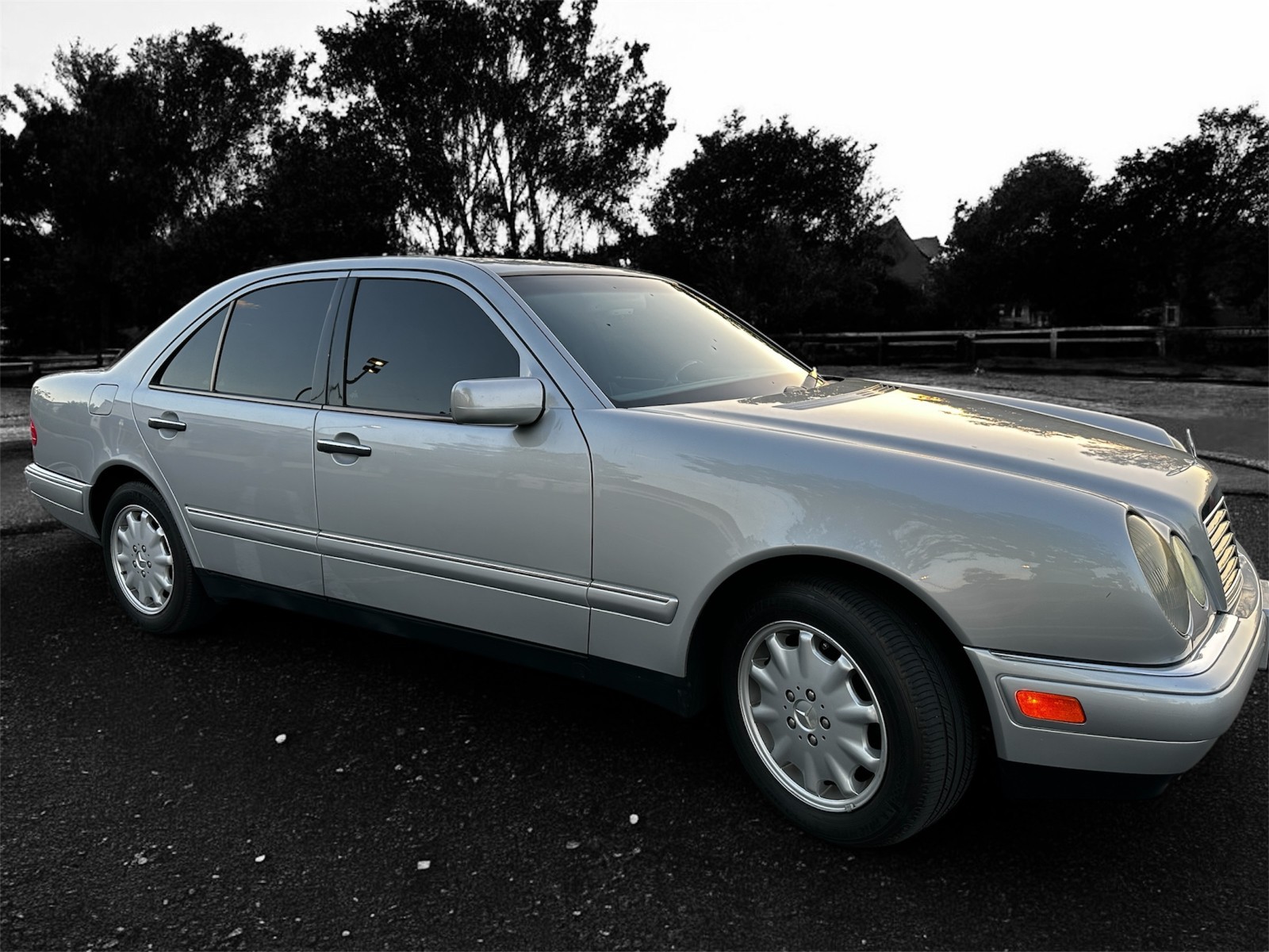 Mercedes-Benz-E-Class-1996-Sedan